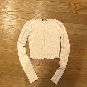 Cute white cropped long sleeve shirt.